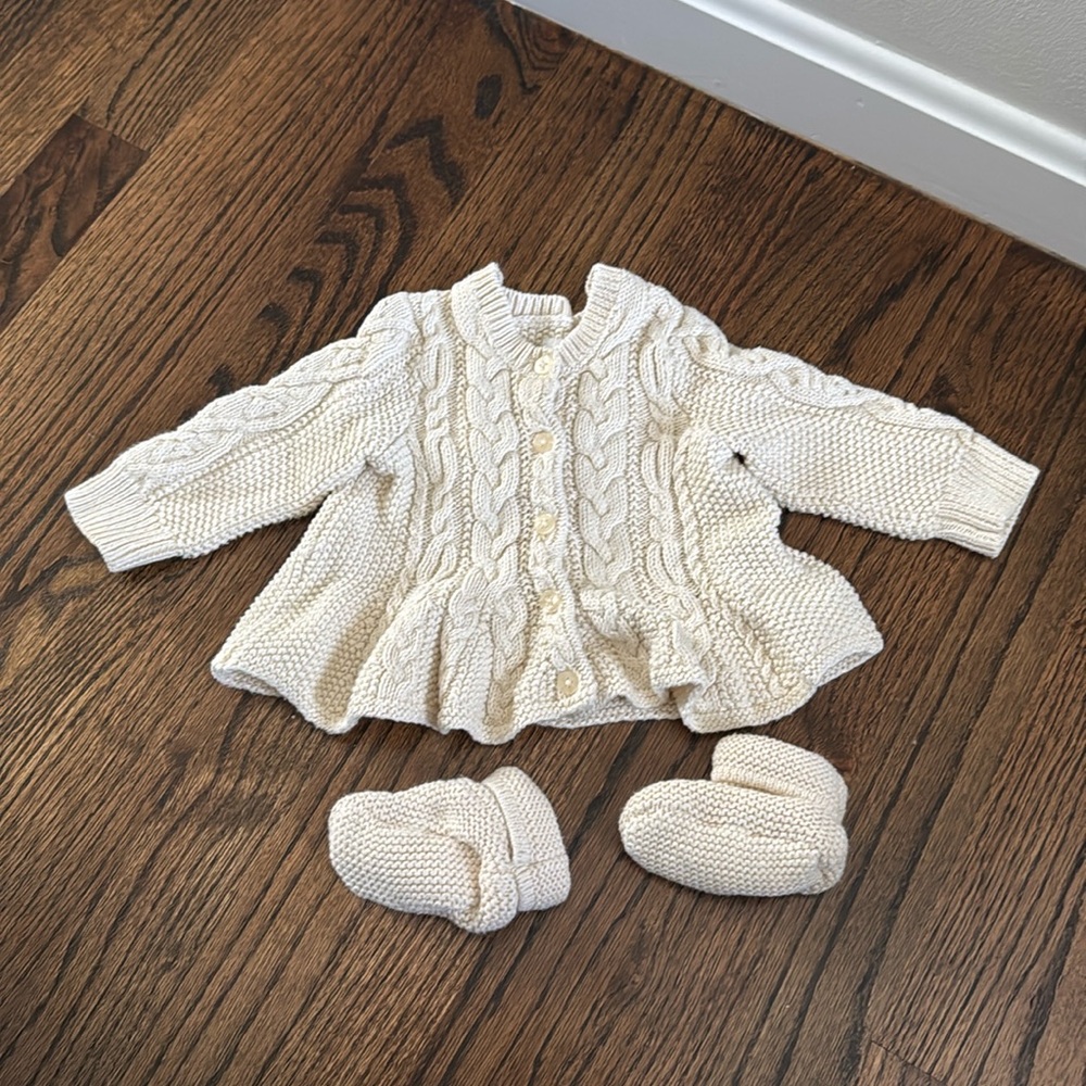 Gap cable knit sweater 3-6 months with matching booties